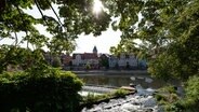 In Hann. Münden sind in der Weser kleinere Wasserfälle zu sehen, im Hintergrund Fachwerkhäuser. © dpa - Bildfunk Foto: Swen Pförtner