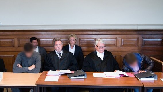 Mehrere Angeklagte sitzen mit ihren Anwälten im Amtsgericht Stadthagen. © dpa-Bildfunk Foto: Sebastian Gollnow
