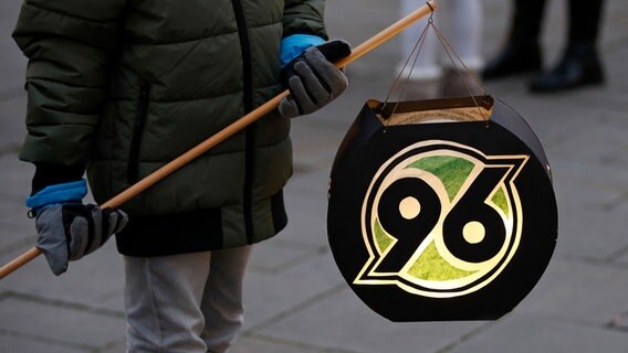 Ein Kind hält eine Hannover-96-Laterne. © Hannover 96 