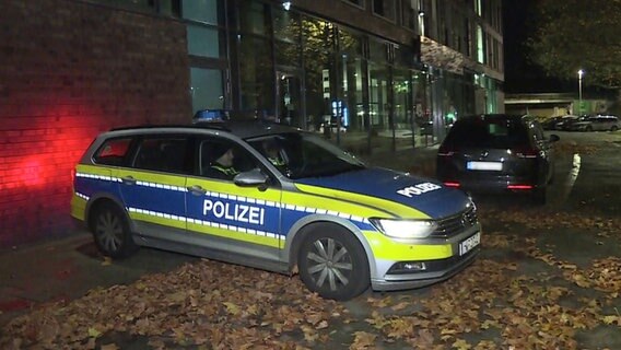 Ein Polizeifahrzeug steht vor einem Hotel in Hannover. © dpa/TNN 
