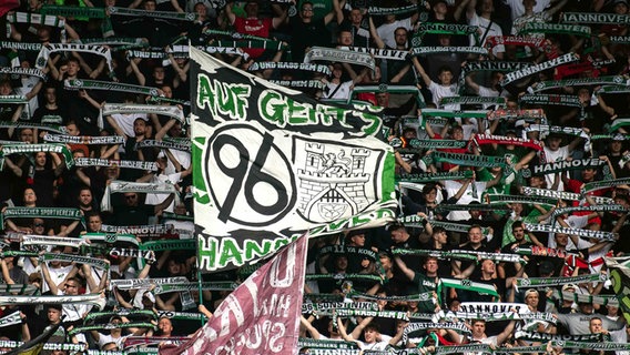 Fans von Hannover 96 mit Fahnen im Stadion © picture alliance/dpa | Swen Pförtner Foto: Swen Pförtner