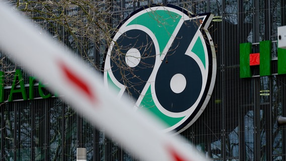 Das Logo des Fußballvereins Hannover 96 ist am Stadion zu sehen. © picture alliance/dpa Foto: Peter Steffen