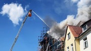 Feuerwehrleute löschen einen brennenden Dachstuhl in Hannover-Vahrenwald. © Hannover Reporter 