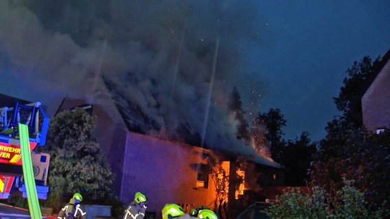 Die Feuerwehr löscht ein brennendes Wohnhaus in Hannover. © NonstopNews 
