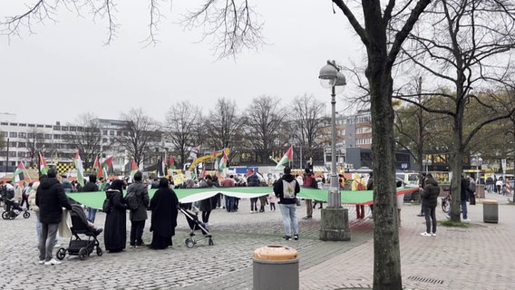 Menschen bei einer pro-palästinensischen Kundgebung in Hannover © NDR 