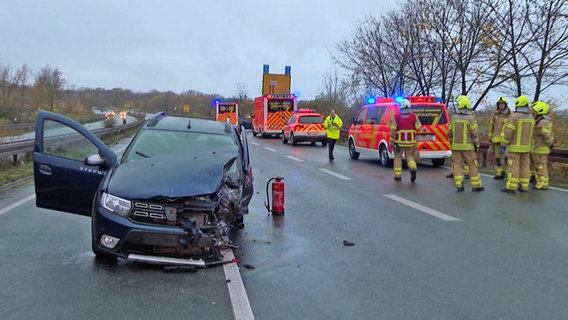 Ein Pkw steht nach einer Kollision auf der B65. © HannoverReporter 