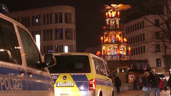 Das Bild zeigt Einsatzwagen der Polizei Hannover nahe des Weihnachtsmarkts. © NDR 