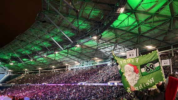 Menschen beim Weihnachtssingen im Stadion in Hannover © NDR Foto: Nadja Babalola