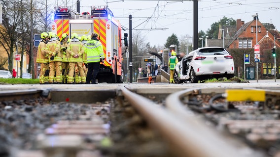 Einsatzkräfte stehen neben einem Auto, das mit einer in Hannover kollidiert ist © dpa-Bildfunk Foto: Julian Stratenschulte