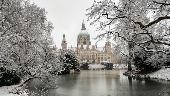 Das Neue Rathaus und der Maschpark in Hannover von Schnee bedeckt © NDR Foto: Felix Franke