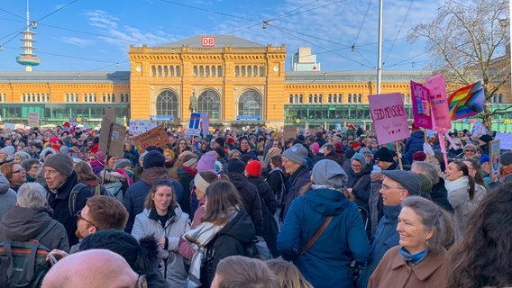 Hannover: Menschen versammeln sich vor dem Hauptbahnhof zu einer Kundgebung der Bewegung "Omas gegen Rechts" © NDR Foto: Julia Henke