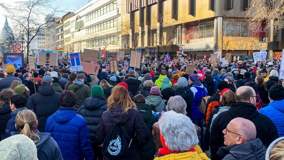 Hannover: Menschen versammeln sich vor dem Hauptbahnhof zu einer Kundgebung der Bewegung "Omas gegen Rechts" © NDR Foto: Julia Henke