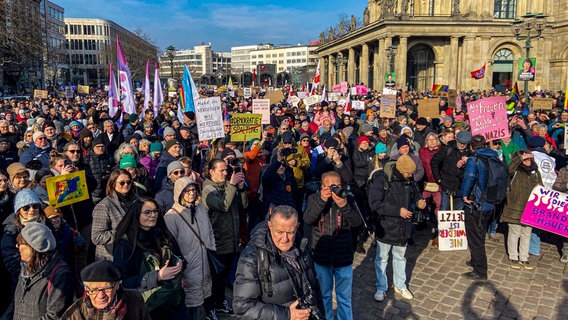 Hannover: Menschen versammeln sich auf dem Opernplatz zu einer Kundgebung gegen den Rechtsruck. © NDR Foto: Wolfgang Kurtz