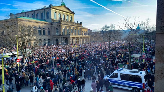 Hannover: Menschen versammeln sich auf dem Opernplatz zu einer Kundgebung gegen den Rechtsruck. © NDR Foto: Julia Henke