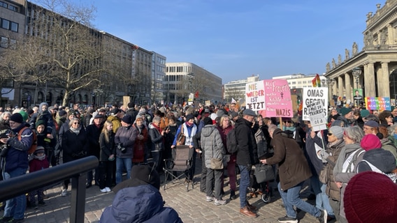 Hannover: Menschen versammeln sich auf dem Opernplatz zu einer Kundgebung gegen den Rechtsruck. © NDR Foto: Niels Kristoph