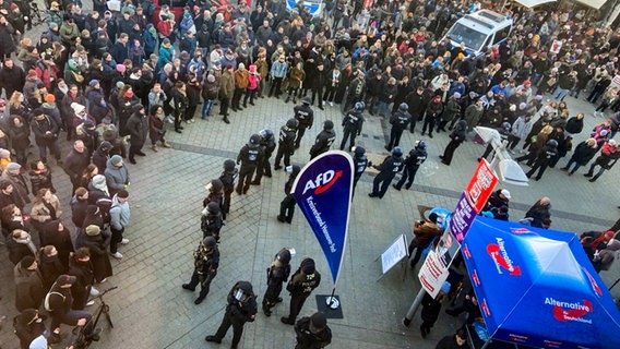 Hannover: Polizisten halten Demonstranten in einiger Entfernung vom AFD -Kampagnenstand. © NDR Foto: Joachim Göbelel