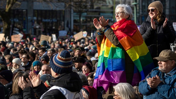 Zwei Frauen klatschen auf der Demonstration gegen Rechtsruck in Hannover einem Redner. © dpa-Bildfunk Foto: Moritz Frankenberg