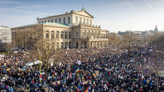 24.000 Menschen demonstrieren vor der Oper in Hannover gegen den Rechtsruck in Politik und Gesellschaft. © dpa-Bildfunk Foto: Moritz Frankenberg