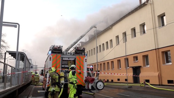 Einsatzkräfte der Feuerwehr löschen eine brennende Wohnung in Hannover. © TeleNewsNetwork 