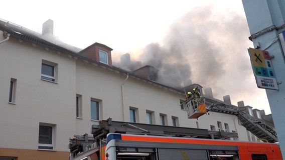 Einsatzkräfte der Feuerwehr löschen eine brennende Wohnung in Hannover. © TeleNewsNetwork 