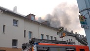 Einsatzkräfte der Feuerwehr löschen eine brennende Wohnung in Hannover. © TeleNewsNetwork 