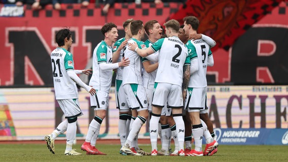 Das Team von Hannover 96 jubelt am 1. März 2025 nach einem Freistoßtor zum 1:1-Ausgleich gegen den 1. FC Nürnberg. © picture alliance/Sportfoto Zink Foto: Wolfgang Zink