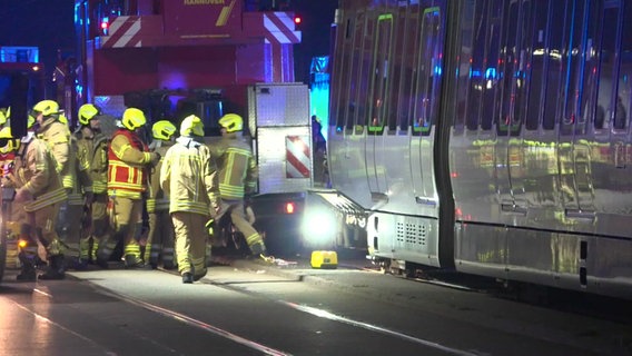 Rettungskräfte tummeln sich neben einer stehenden Stadtbahn. © Nord-West-Media 