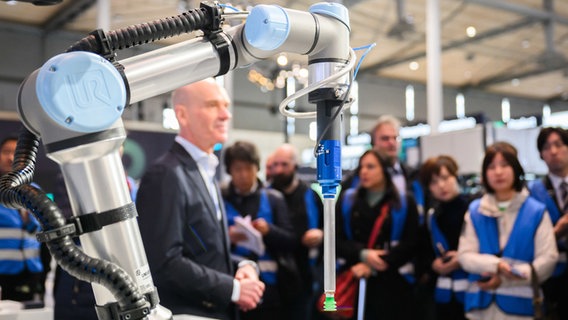 Ein Roboter steht am Stand von Siemens bei der Hannover Messe 2024. © dpa 