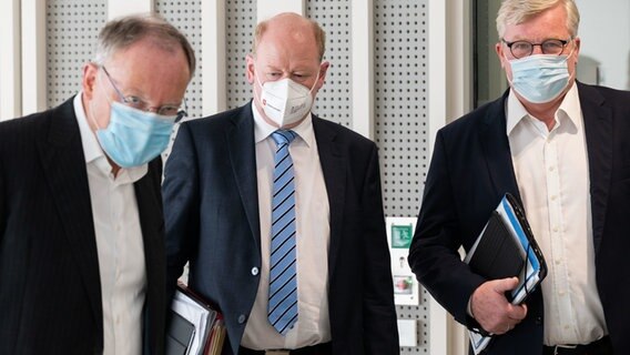 Stephan Weil (SPD), Finanzminister Reinhold Hilbers (CDU) und Bernd Althusmann (CDU) kommen zu einer Pressekonferenz in den Landtag. © dpa-Bildfunk Foto: Julian Stratenschulte