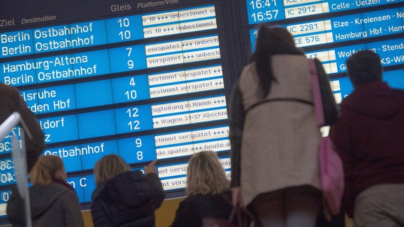Die Anzeigetafel des Hauptbahnhof Hannover weist auf vielzählige Zugverspätungen hin.  Foto: Jochen Luebke