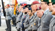 Soldaten vom Landeskommando Niedersachen und dem Heimatschutzregiment 3 der Bundeswehr, stehen bei einem Appell auf dem Hannah-Arendt-Platz vor dem Niedersächsischen Landtag. © dpa-Bildfunk Foto: Michael Matthey