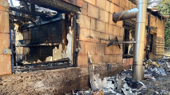 Ein Haus ist nach einem Brand in Hellenthal zerstört. © NDR Foto: Wolfgang Kurtz