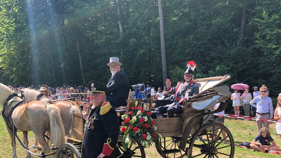 Menschen in Kostümen spielen eine Kriegsschlacht auf einem Feld. © NDR Foto: Wilhelm Purk