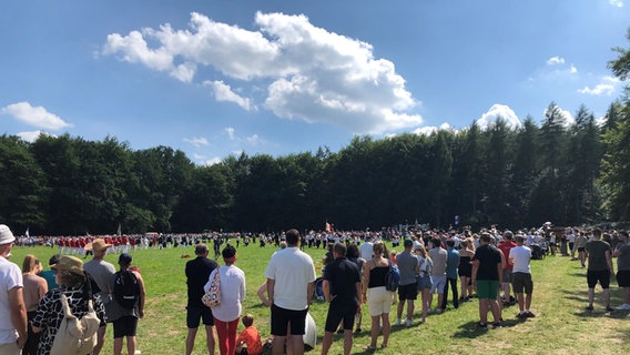 Menschen in Kostümen spielen eine Kriegsschlacht auf einem Feld. © NDR Foto: Wilhelm Purk