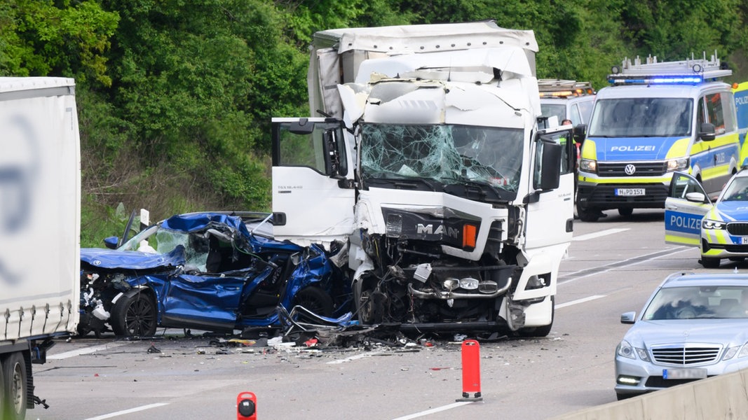 Unfall Auf A2 Bei Herrenhausen: Pkw Zwischen Zwei Lkw Eingeklemmt | NDR ...