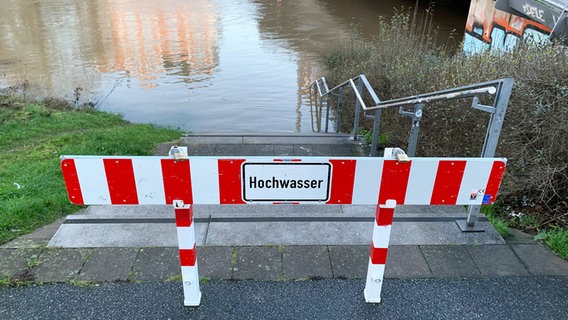 Ein Weg ist in Hannover bei Hochwasser gesperrt. © NDR Foto: Julia Henke