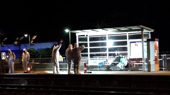 Mitarbeitende der Spurensicherung stehen am Bahnhof in Hodenhagen. © NonstopNews 