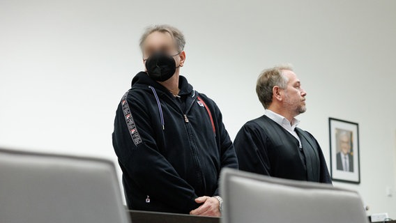 Wilfried W. (links) steht neben seinem Verteidiger Carsten Ernst in einem Saal vom Landgericht Paderborn. © dpa-Bildfunk / Friso Gentsch Foto: Friso Gentsch/dpa +++ dpa-Bildfunk +++