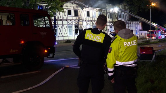 Polizeibeamte stehen vor dem Bahnhofsgebäude in Holle. © HannoverReporter 