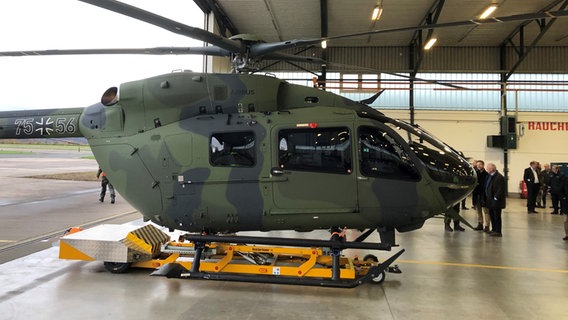 Ein Kampfhubschrauber der Bundeswehr wird in einem Hangar präsentiert. © NDR Foto: Wilhelm Purk