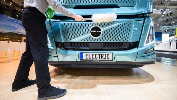 Ein Elektro-Lkw steht am Stand von Volvo bei der IAA Transportation in der Messe Hannover. © picture alliance/dpa | Julian Stratenschulte Foto: Julian Stratenschulte