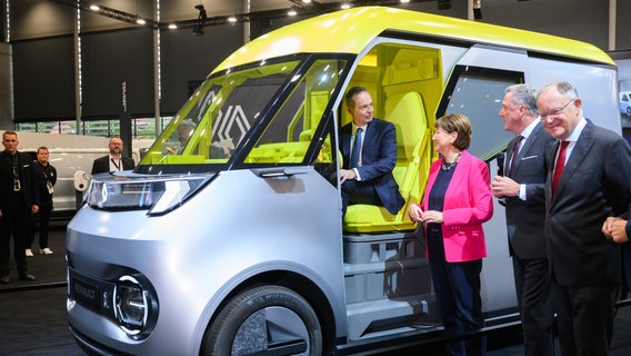 Volker Wissing (l-r, FDP), Bundesverkehrsminister, sitzt neben Hildegard Müller, Präsidentin des Verbandes der Automobilindustrie VDA, Heinz Löw von Renault und Stephan Weil (SPD), Ministerpräsident Niedersachsen, im Elektro-Lieferwagen Renault Estafette Concept beim Eröffnungsrundgang der IAA Transportation in der Messe Hannover. © Julian Stratenschulte/dpa Foto: Julian Stratenschulte