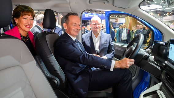 Volker Wissing (l-r, FDP), Bundesverkehrsminister, sitzt neben Hildegard Müller, Präsidentin des Verbandes der Automobilindustrie VDA, Heinz Löw von Renault und Stephan Weil (SPD), Ministerpräsident Niedersachsen, im Elektro-Lieferwagen Renault Estafette Concept beim Eröffnungsrundgang der IAA Transportation in der Messe Hannover. © Julian Stratenschulte/dpa Foto: Julian Stratenschulte