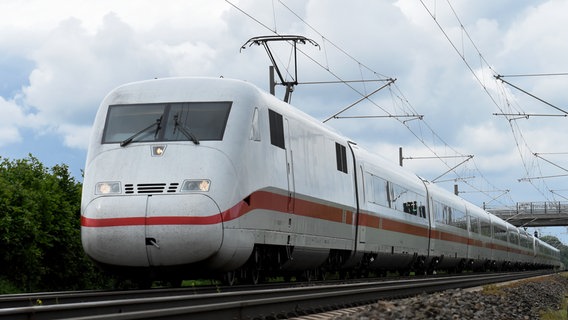 Ein ICE fährt auf einer Bahnstrecke im Landkreis Schaumburg. © picture alliance / dpa | Holger Hollemann Foto: Holger Hollemann