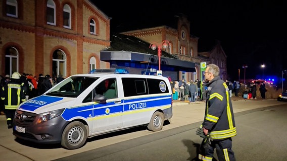 Zahlreiche Fahrgäste stehen nach einem Nothalt am Bahnhof in Elze. © TeleNewsNetwork 