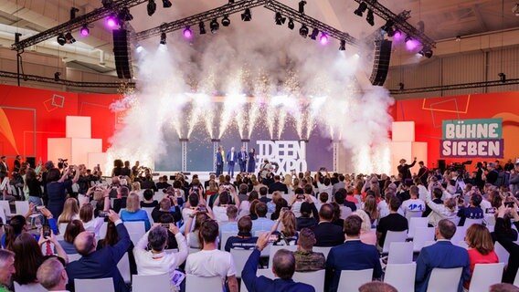 Feuerwerkshow bei der Eröffnung der IdeenExpo 2024. © Ole Spata/dpa Foto: Ole Spata/dpa
