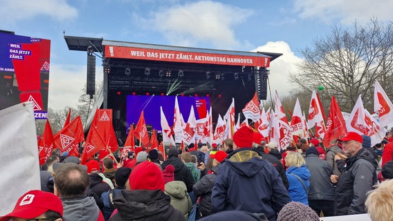 Beschäftigte demonstrieren bei einer Kundgebung der IG-Metall in Hannover. © NDR Foto: Julia Willkomm