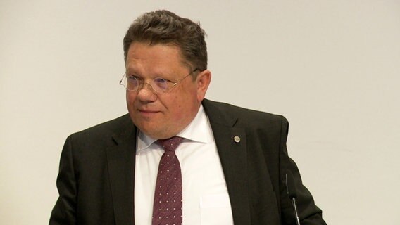 Andreas Philippi (SPD) spricht bei einer Pressekonferenz. © NDR 