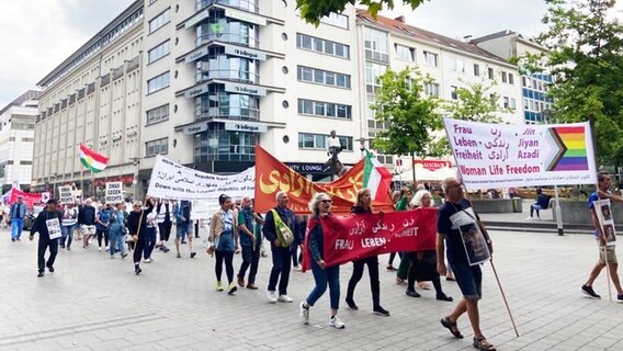 Proteste gegen die Regierung Irans in der Innenstadt von Hannover. © Larissa Mass Foto: Larissa Mass