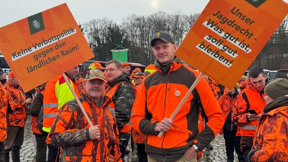 Jäger demonstrieren in Hannover gegen die Änderung des Jagdgesetzes. © NDR Foto: Daniel Sprehe